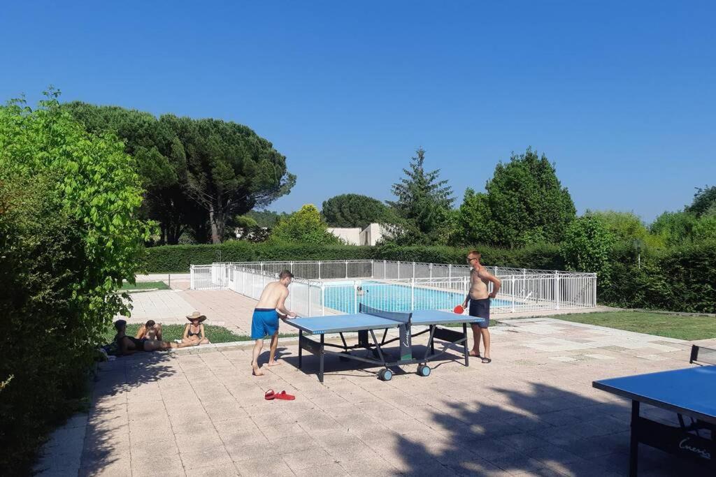 Mazet Dans Residence Avec Piscine Bagnols-en-Forêt Zewnętrze zdjęcie