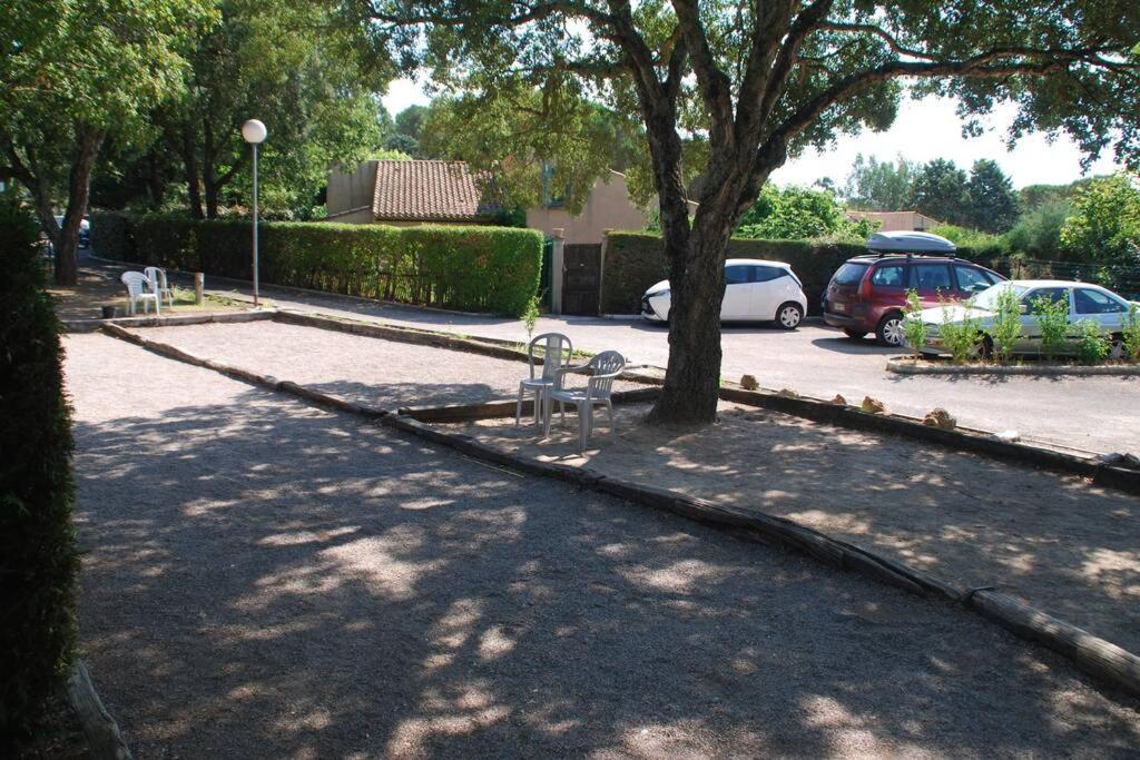Mazet Dans Residence Avec Piscine Bagnols-en-Forêt Zewnętrze zdjęcie