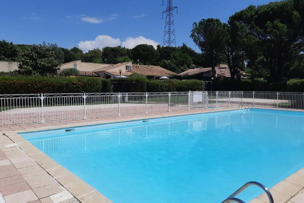 Mazet Dans Residence Avec Piscine Bagnols-en-Forêt Zewnętrze zdjęcie
